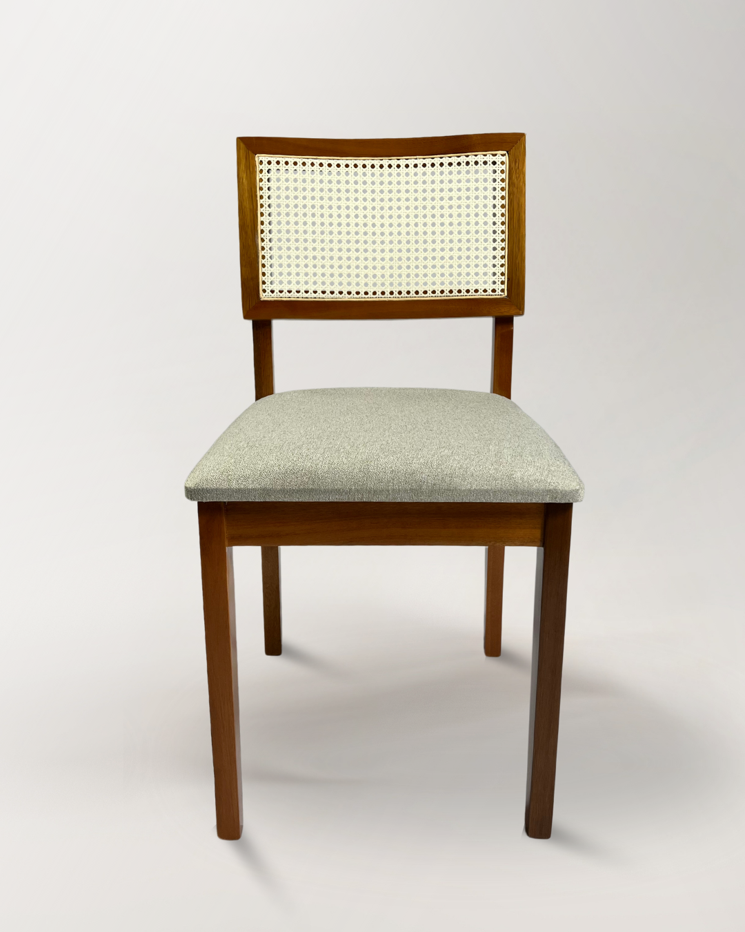 Cadeira Estrela Maciça com Ratan Natural – Design Sofisticado e Conforto