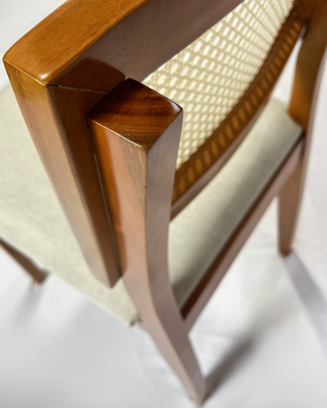 Cadeira Estrela Maciça com Ratan Natural – Design Sofisticado e Conforto