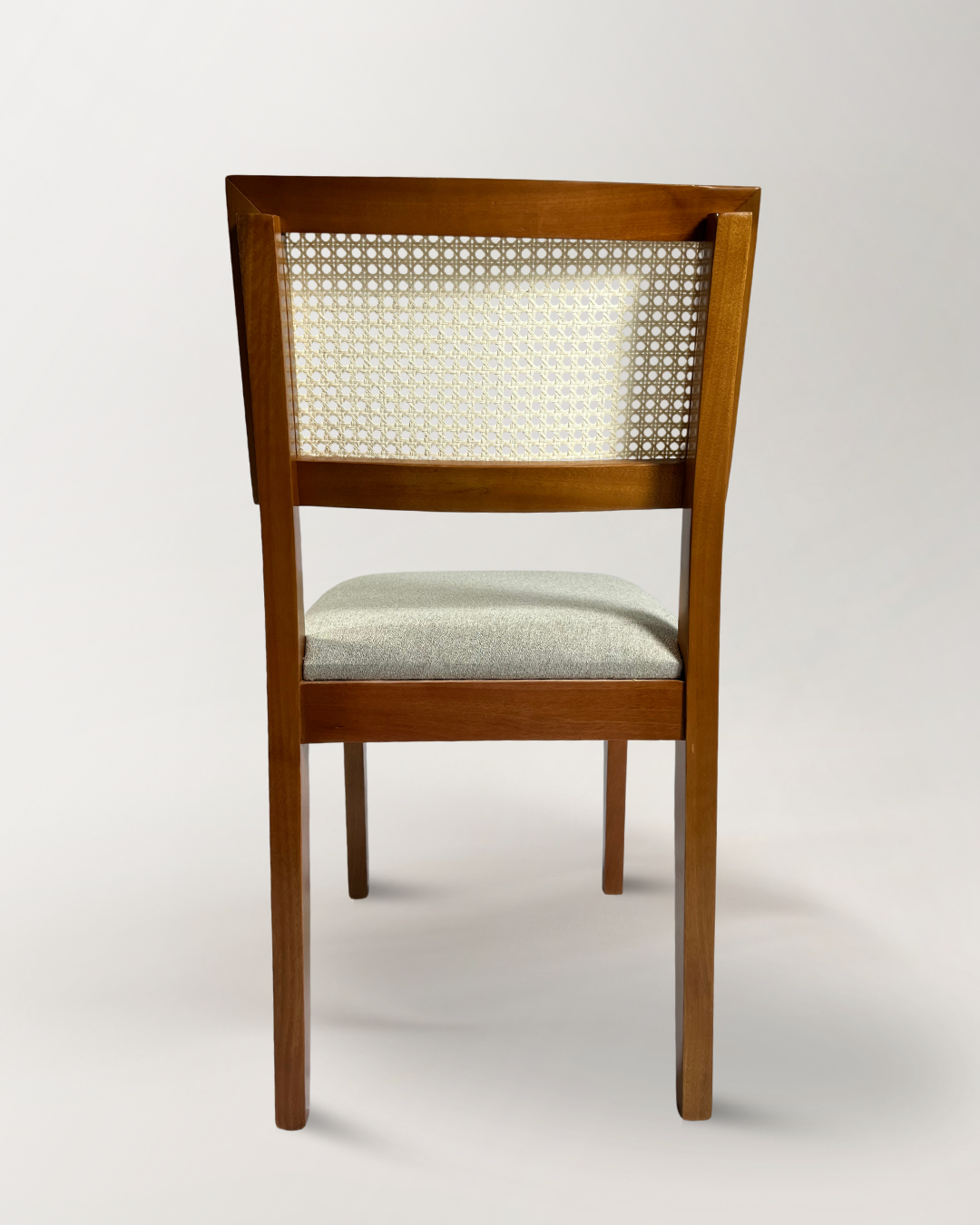 Cadeira Estrela Maciça com Ratan Natural – Design Sofisticado e Conforto