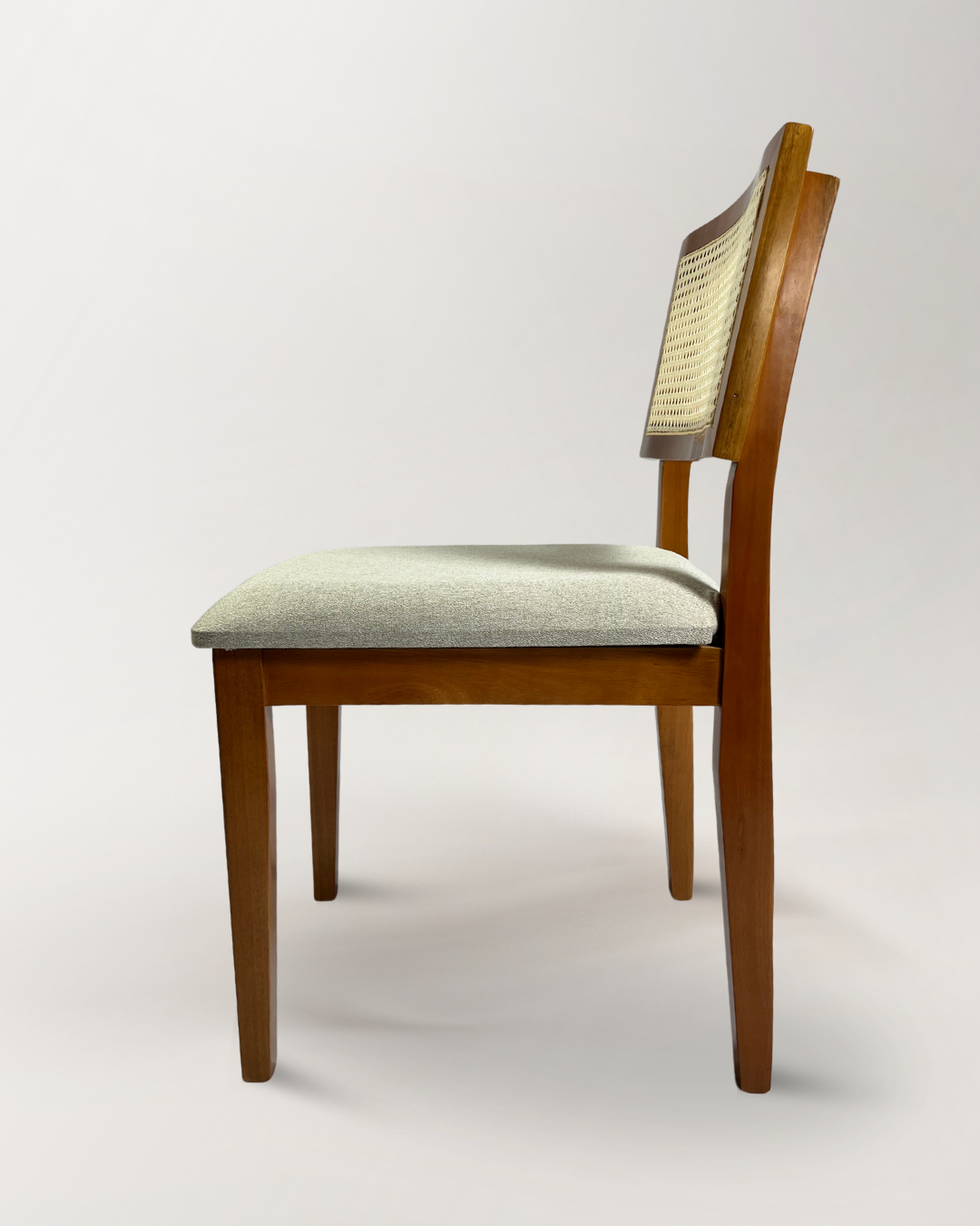 Cadeira Estrela Maciça com Ratan Natural – Design Sofisticado e Conforto