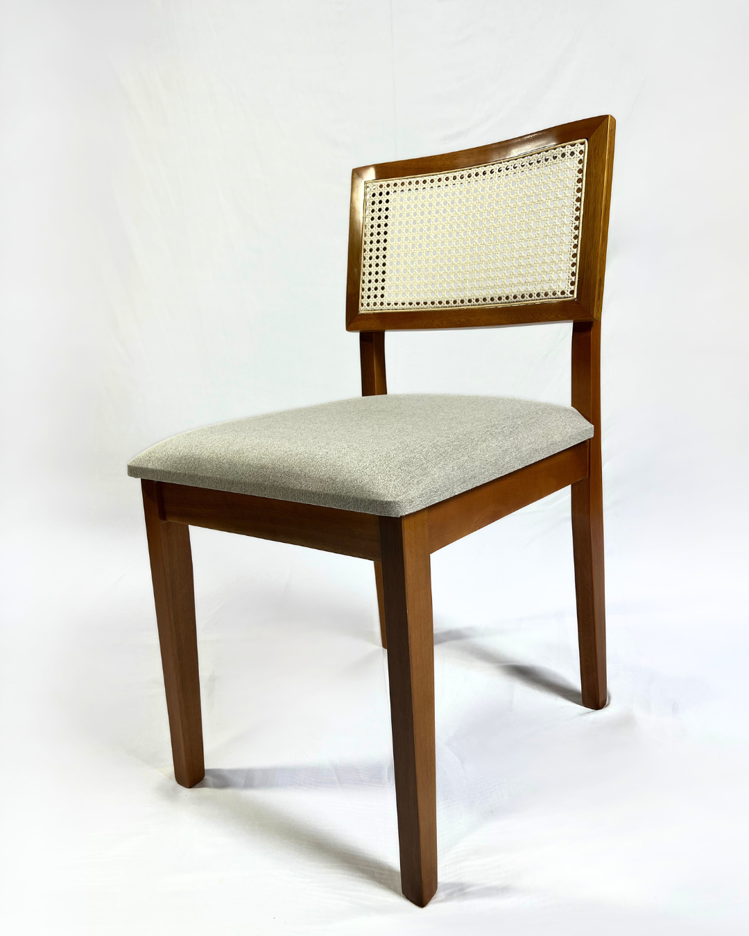 Cadeira Estrela Maciça com Ratan Natural – Design Sofisticado e Conforto