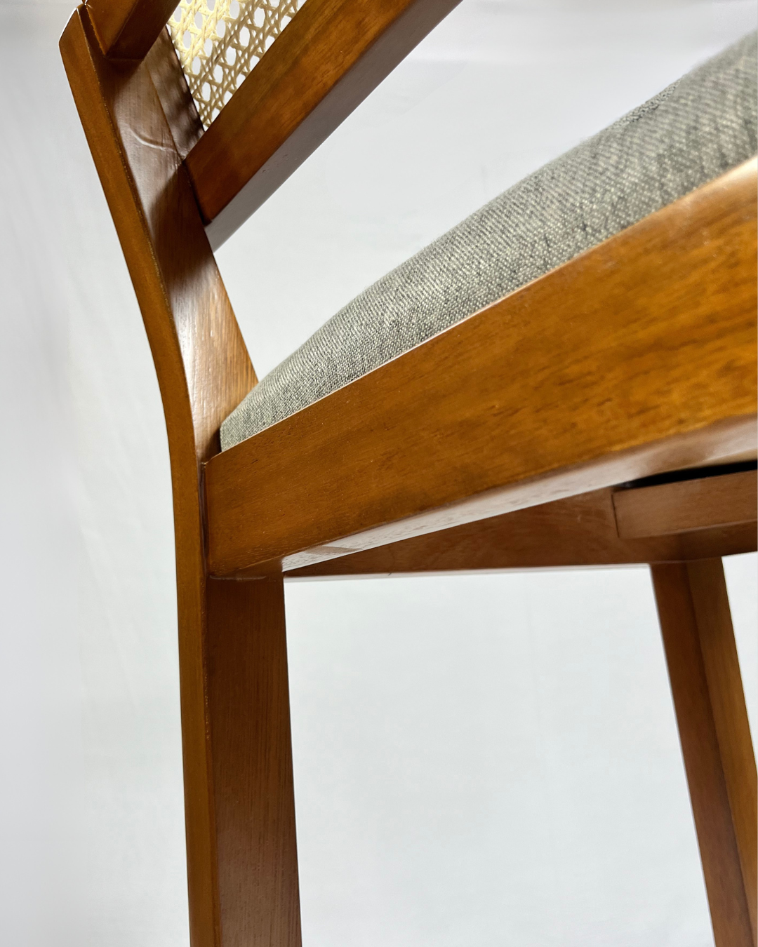 Banqueta Paris em Madeira Maciça e Rattan – Elegância e Conforto | 1m Altura