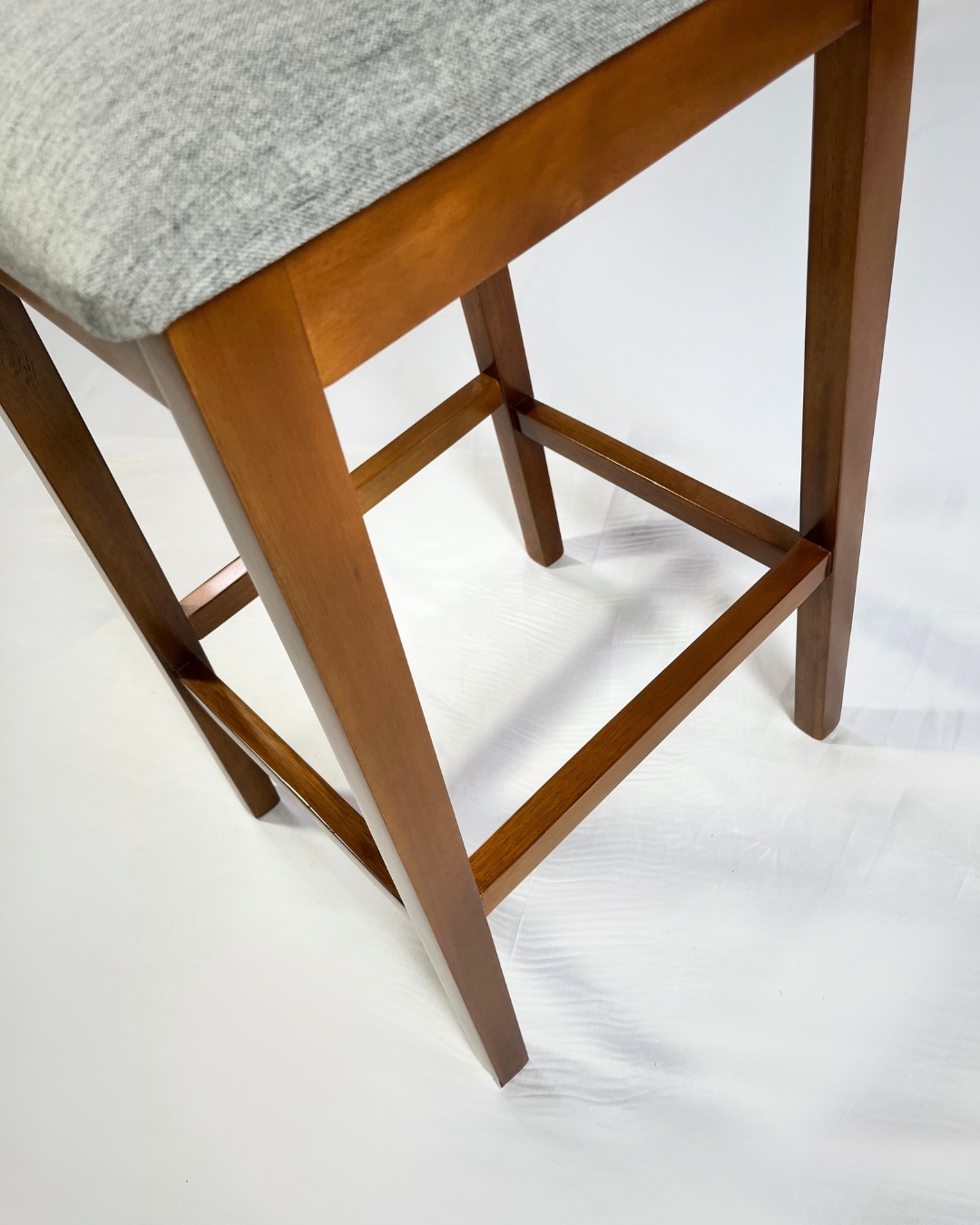 Banqueta Paris em Madeira Maciça e Rattan – Elegância e Conforto | 1m Altura