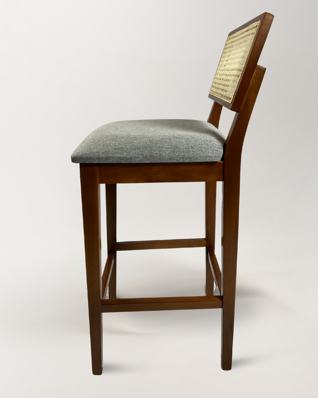 Banqueta Paris em Madeira Maciça e Rattan – Elegância e Conforto | 1m Altura
