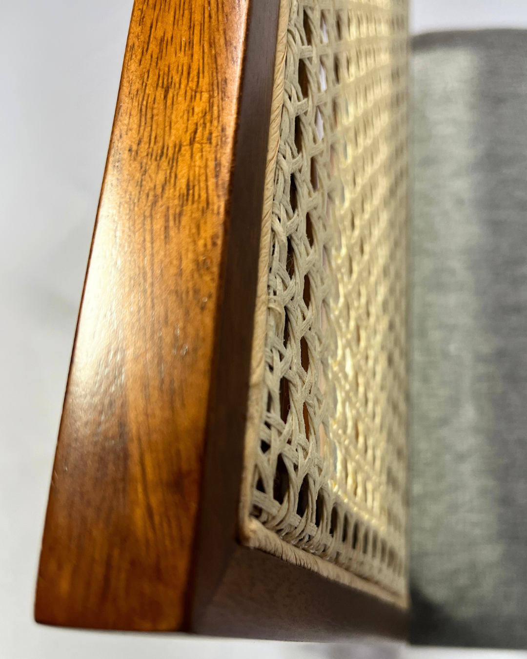 Banqueta Paris em Madeira Maciça e Rattan – Elegância e Conforto | 1m Altura