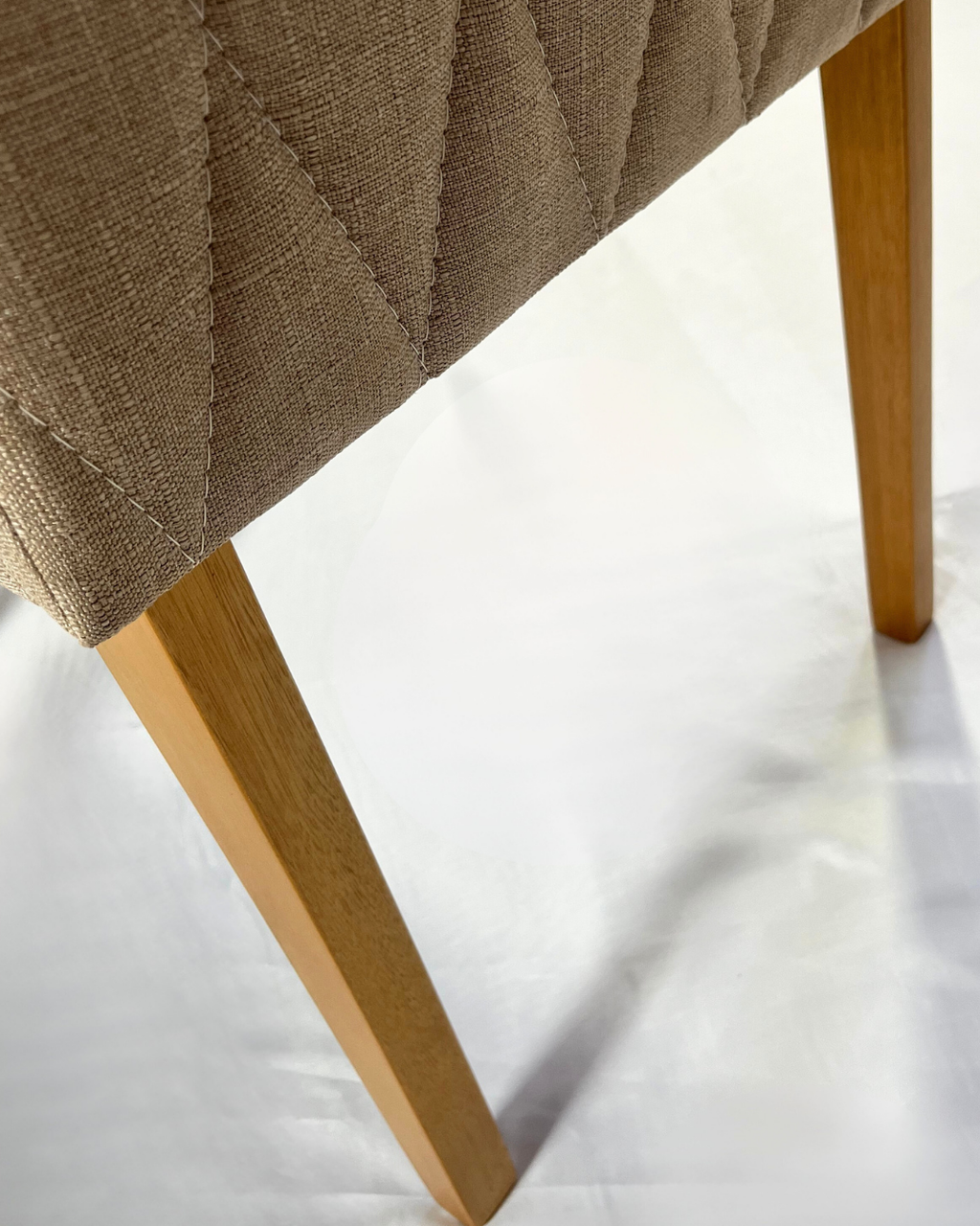 Cadeira Estofada Bela para Sala de Jantar – Design Sofisticado e Confortável