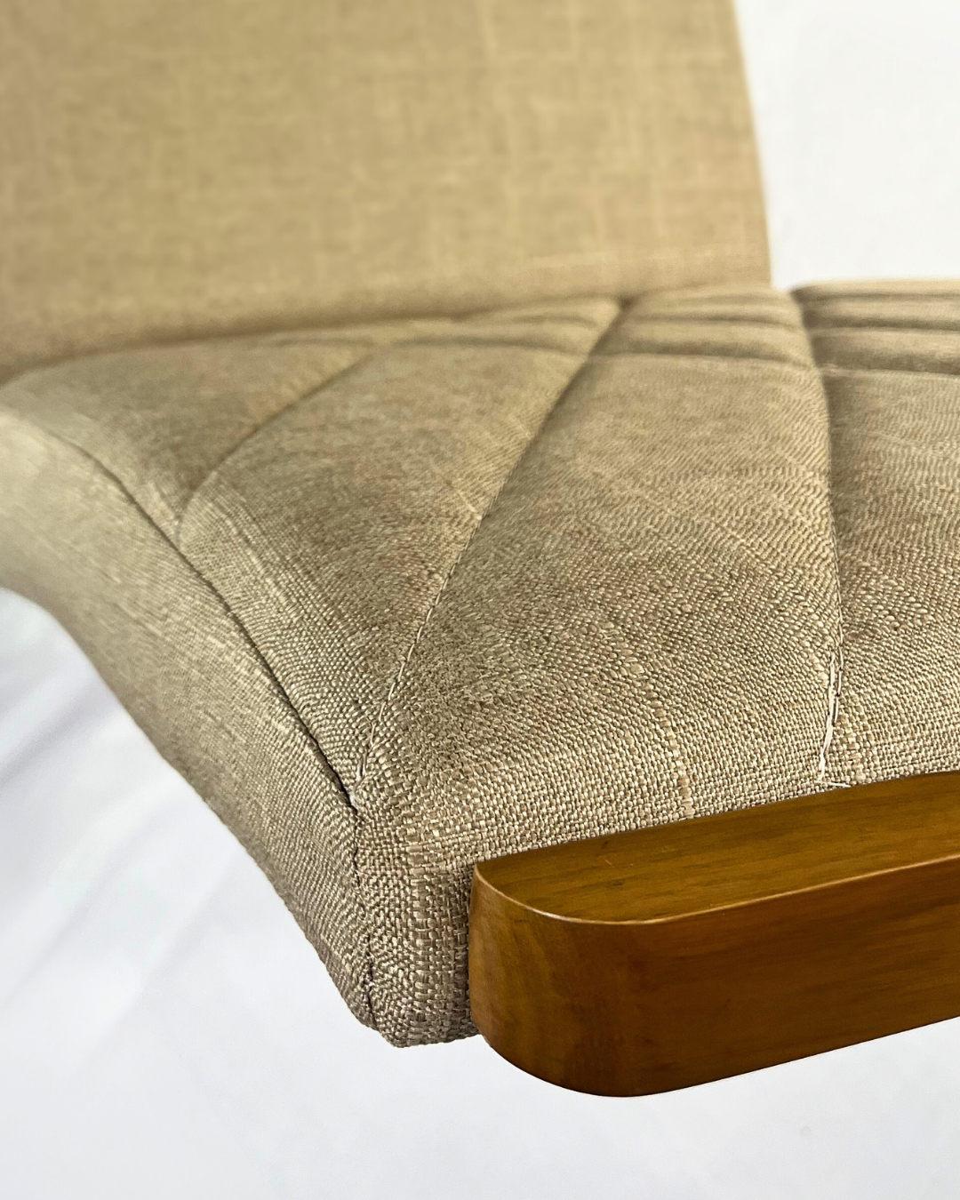 Cadeira Estofada Bela para Sala de Jantar – Design Sofisticado e Confortável