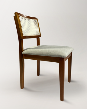 Cadeira Estrela Maciça com Ratan Natural – Design Sofisticado e Conforto