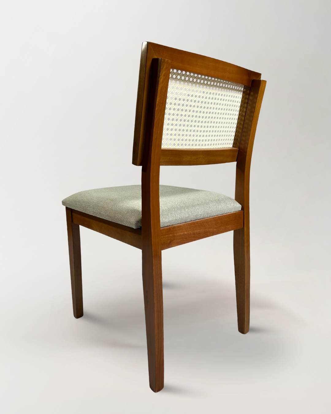 Cadeira Estrela Maciça com Ratan Natural – Design Sofisticado e Conforto