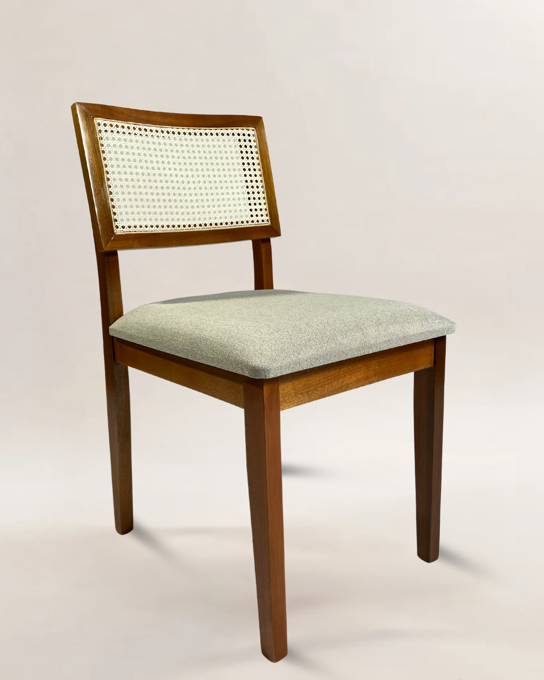 Cadeira Estrela Maciça com Ratan Natural – Design Sofisticado e Conforto